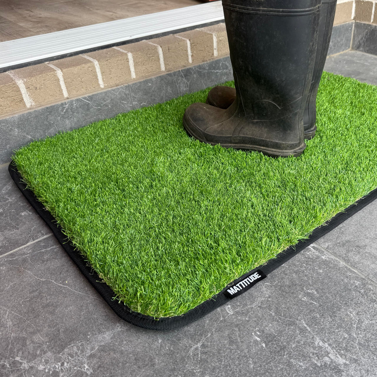 Mattitude Outdoor Dust-Off Mat 90 x 60cm - Artifical Grass 40mm Pile Turf Dirt Trapper, Weatherproof, Non-Slip, Washable & Easy Clean - for Home Entryway, Garage, Camping, Caravan