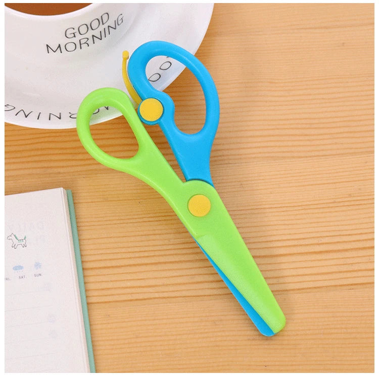 New 1 Pcs 137mm Mini Safety Round Head Plastic Scissors Student Kids Paper Cutting Minions Supplies for Kindergarten School