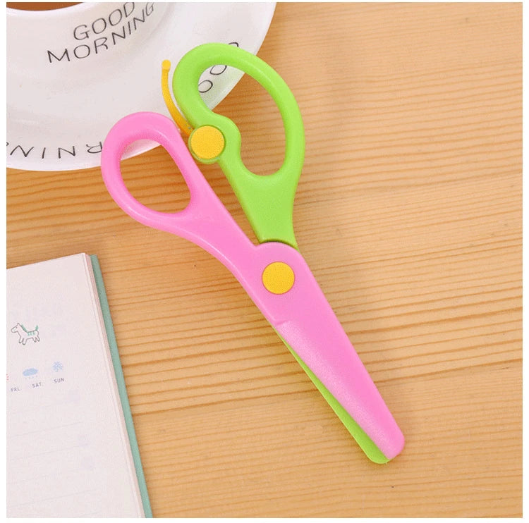 New 1 Pcs 137mm Mini Safety Round Head Plastic Scissors Student Kids Paper Cutting Minions Supplies for Kindergarten School